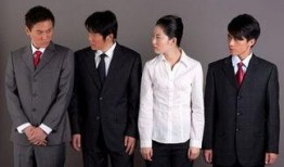 办公室白领遭遇职场潜规则 娱乐八卦视频哪里看,白领如何应对办公室八卦风波